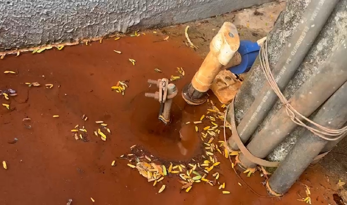 "Quem vai pagar esta conta?" Moradora do Esmeralda denuncia vazamento de água há quatro dias sem solução pela Sanepar