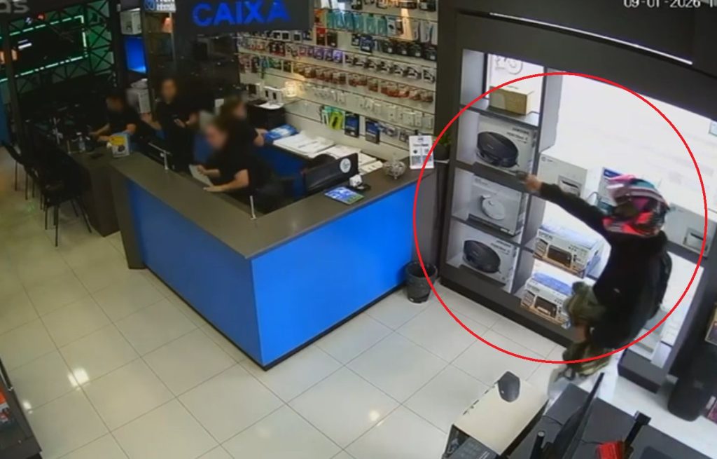 Imagens de segurança registram assalto violento a loja de eletrônicos em Cascavel Imagens de segurança registram assalto violento a loja de eletrônicos em Cascavel