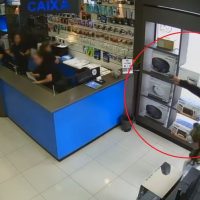 Imagem referente a Imagens de segurança registram assalto violento a loja de eletrônicos em Cascavel