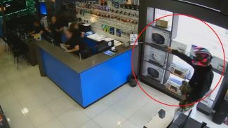 Imagens de segurança registram assalto violento a loja de eletrônicos em Cascavel