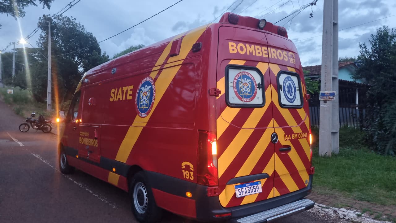 Homem sofre luxação no ombro ao cair de moto na Rua Olindo Periolo