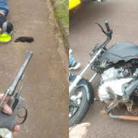 Imagem referente a Assaltantes trafegaram na contramão por diversas ruas e jogaram moto contra pedestres durante fuga, diz GM