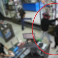 Imagem referente a Vídeos mostram trabalhador sendo agredido com coronhada na cabeça durante assalto em Cascavel