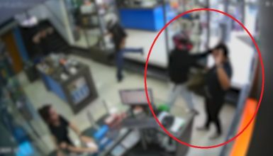 Imagem referente a Vídeos mostram trabalhador sendo agredido com coronhada na cabeça durante assalto em Cascavel