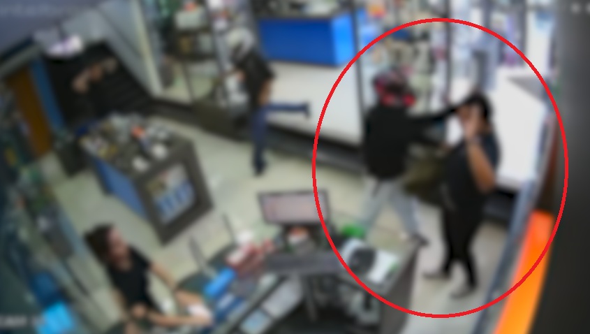 Vídeos mostram trabalhador sendo agredido com coronhada na cabeça durante assalto em Cascavel