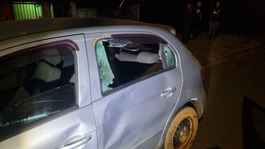 Vidro de Gol quebra e duas pessoas ficam feridas em acidente no Bairro Cascavel Velho