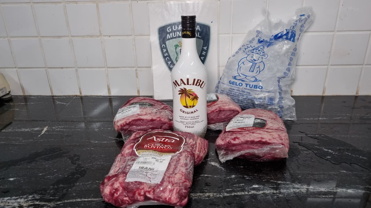 Imagem referente a Homem é detido após furtar R$ 500 em picanha, bebida e gelo de supermercado no Floresta