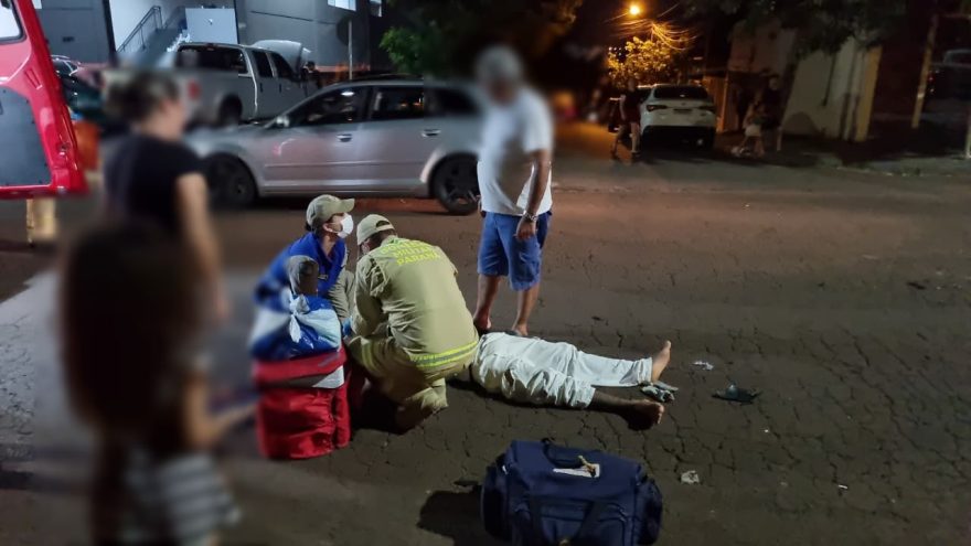 Motociclista de 19 anos fica ferido após colisão com Fiat Toro no bairro Floresta