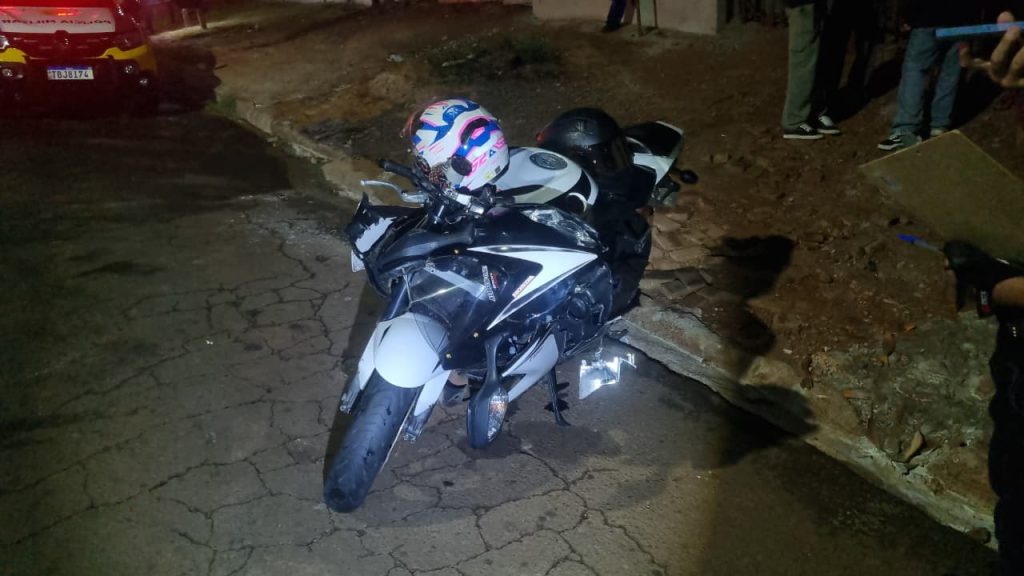 Mulher na garupa de moto sofre traumatismo craniano após acidente no Santa Felicidade Mulher na garupa de moto sofre traumatismo craniano após acidente no Santa Felicidade