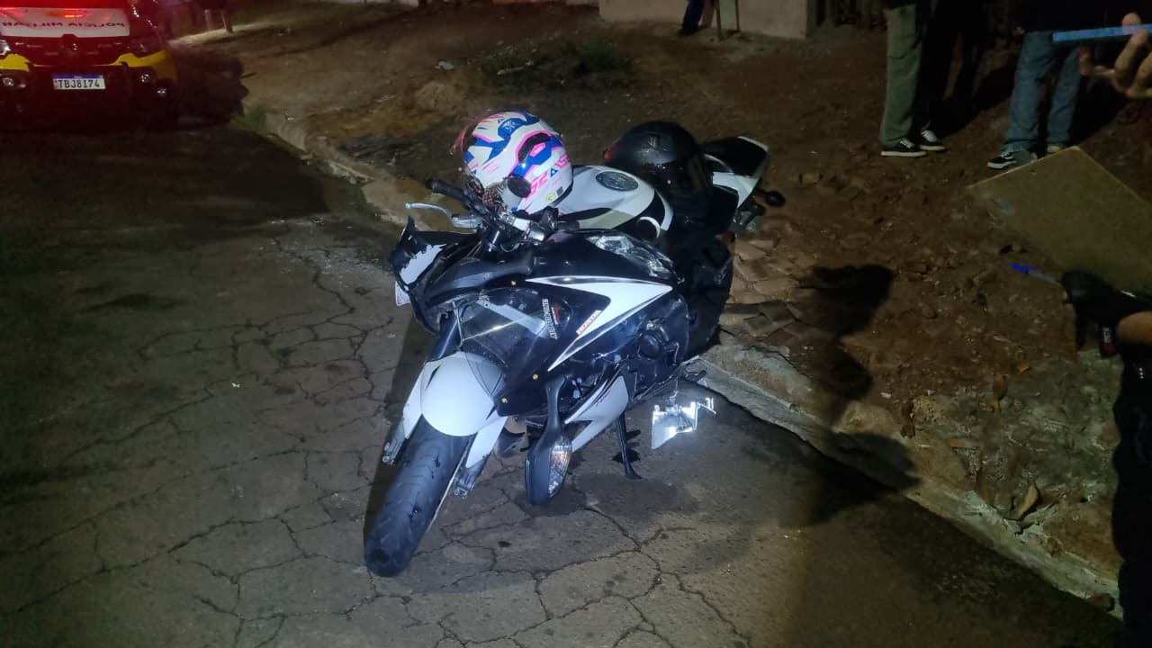 Imagem referente a Mulher na garupa de moto sofre traumatismo craniano após acidente no Santa Felicidade