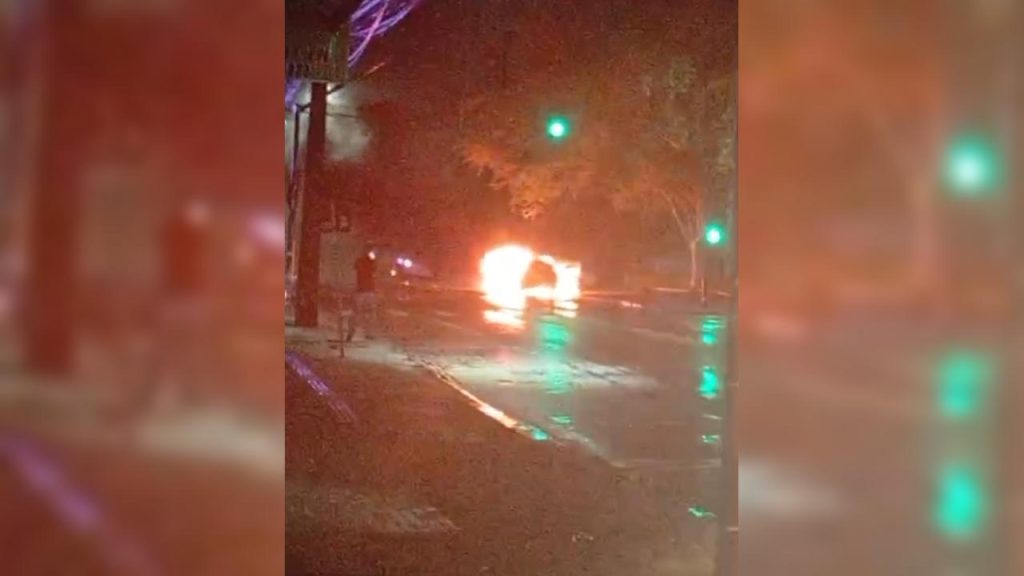 Vídeo mostra momento em que carro pega fogo na Rua JK, ao lado da Prefeitura Vídeo mostra momento em que carro pega fogo na Rua JK, ao lado da Prefeitura