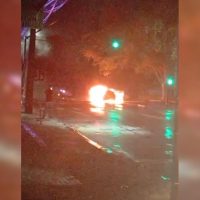 Vídeo mostra momento em que carro pega fogo na Rua JK, ao lado da Prefeitura Imagem referente a Vídeo mostra momento em que carro pega fogo na Rua JK, ao lado da Prefeitura