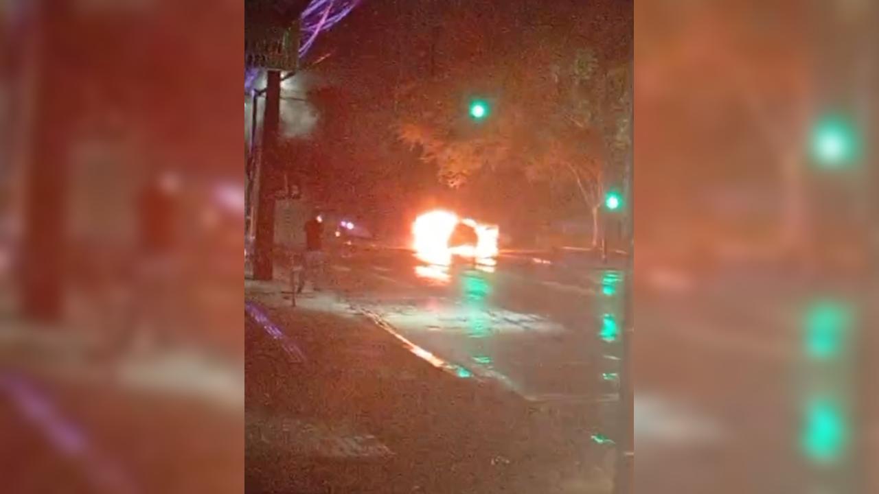 Vídeo mostra momento em que carro pega fogo na Rua JK, ao lado da Prefeitura Imagem referente a Vídeo mostra momento em que carro pega fogo na Rua JK, ao lado da Prefeitura
