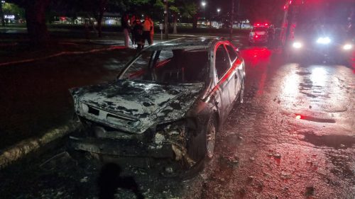 Astra é consumido pelo fogo no Centro de Cascavel; jovens escapam ilesos Imagem referente a Astra é consumido pelo fogo no Centro de Cascavel; jovens escapam ilesos