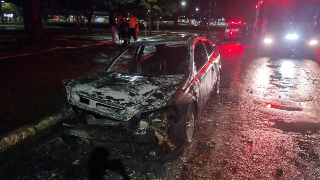 Astra é consumido pelo fogo no Centro de Cascavel; jovens escapam ilesos
