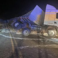 Imagem referente a Carreta bitrem tomba e interdita parcialmente a BR-369 em Corbélia