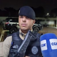 Tenente detalha operação da Polícia Militar que resultou na prisão de três homens e na apreensão de armas e drogas Imagem referente a Tenente detalha operação da Polícia Militar que resultou na prisão de três homens e na apreensão de armas e drogas
