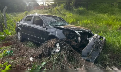 Duas pessoas ficam feridas após Vectra bater em cerca de alambrado na PR-323