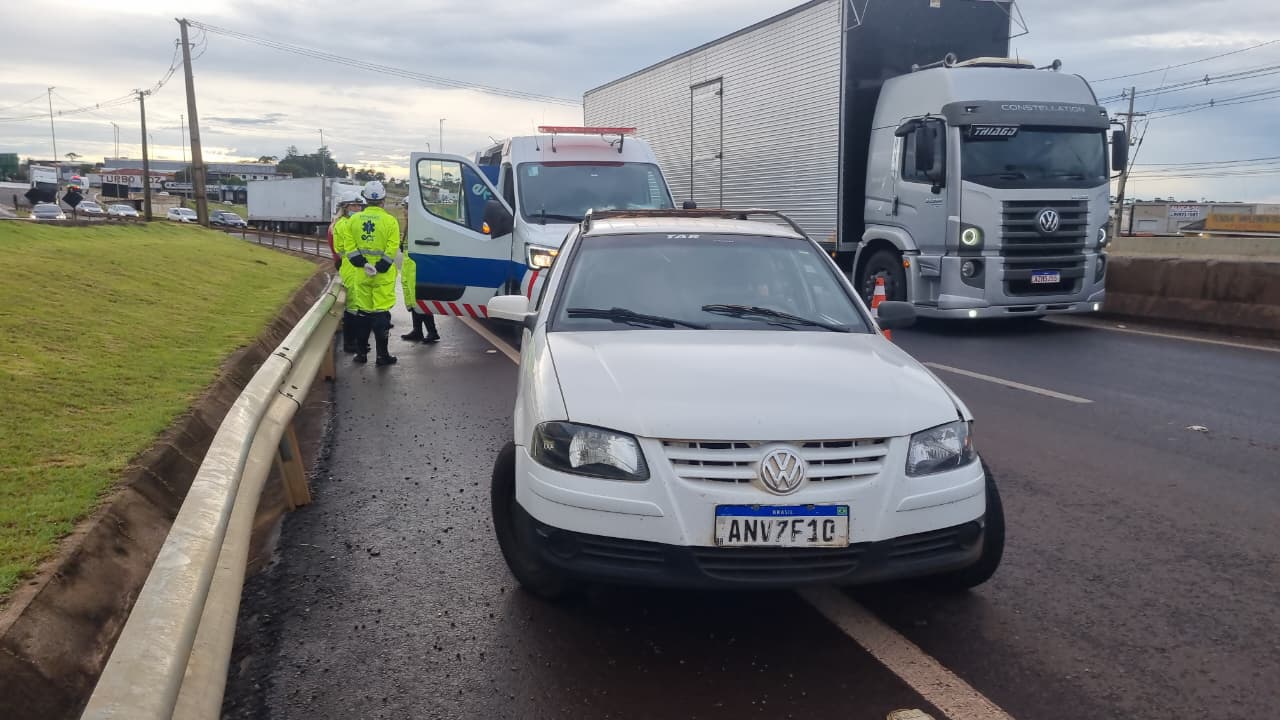 Carro derrapa em óleo da pista e bate no Trevo Cataratas