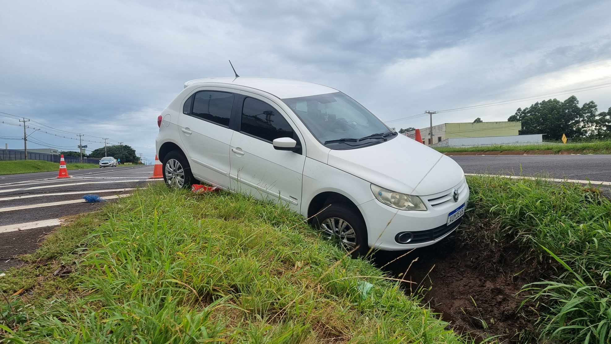 Carro para pendurado em canaleta após motorista sair da pista na BR-277