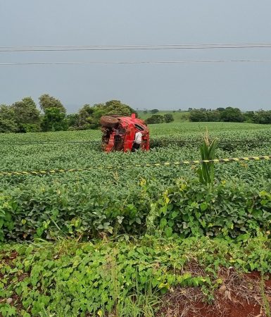 Imagem referente a Saveiro voa, parte poste ao meio e deixa homem morto na PR-180 