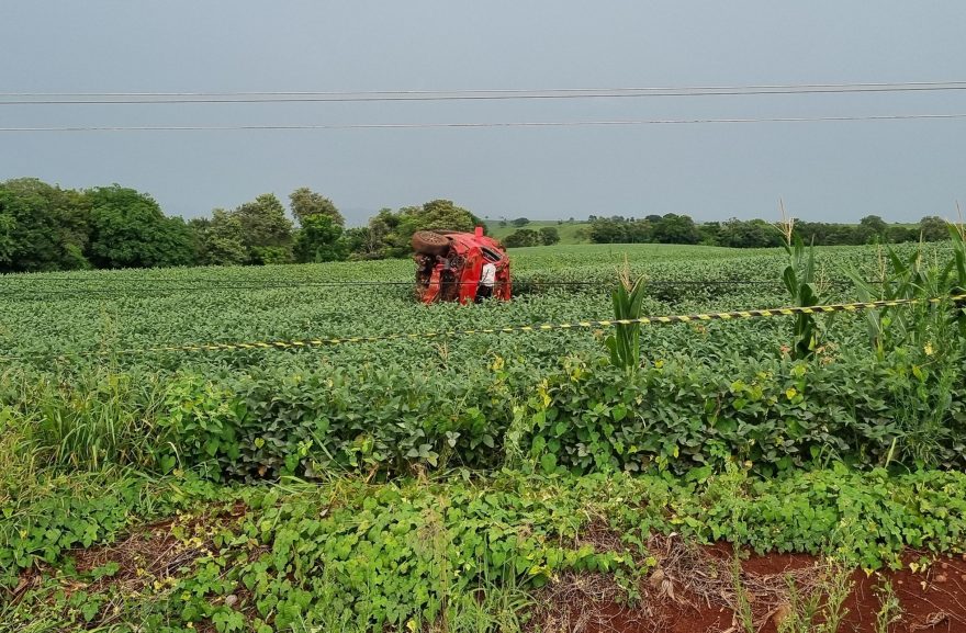 Saveiro voa, parte poste ao meio e deixa homem morto na PR-180 