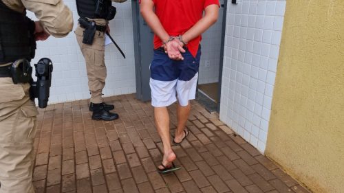 Homem ameaça família com facão e vai parar na delegacia em Santa Tereza do Oeste Imagem referente a Homem ameaça família com facão e vai parar na delegacia em Santa Tereza do Oeste