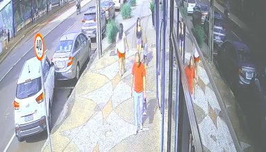 Motorista bate em carro parado, foge e é flagrado por câmera na Avenida Brasil Imagem referente a Motorista bate em carro parado, foge e é flagrado por câmera na Avenida Brasil