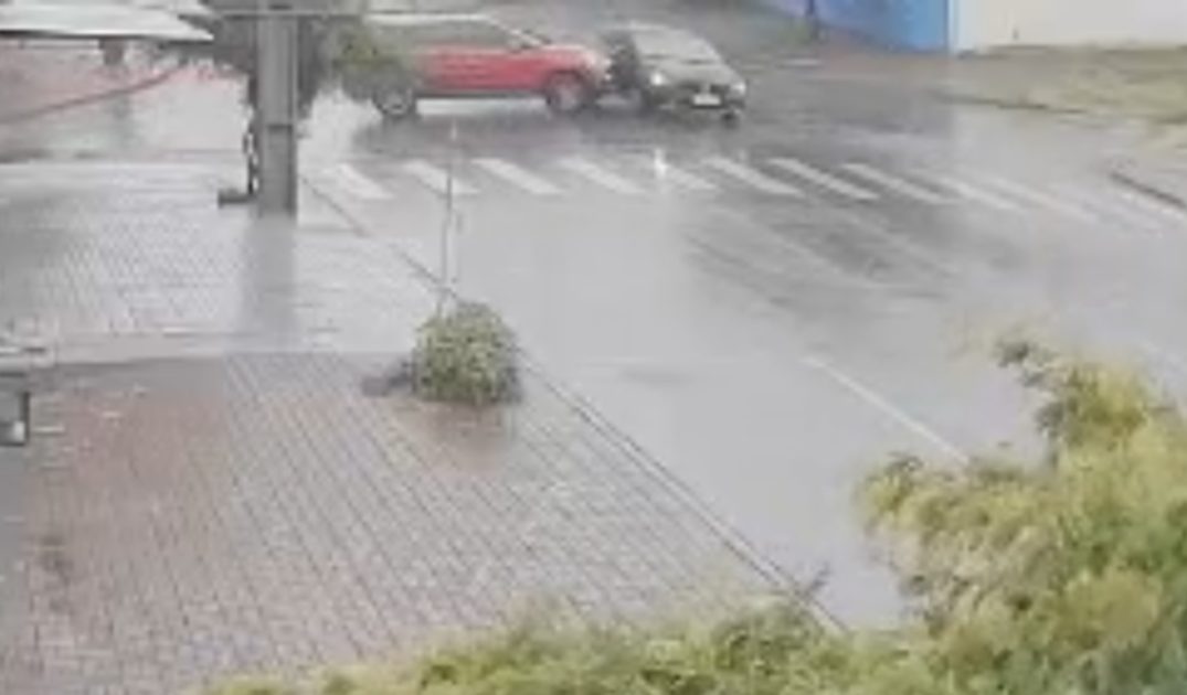 Embaixo de chuva, carros se envolvem em colisão no Santa Cruz; Veja o vídeo