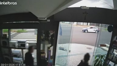 Imagem referente a Vídeo mostra segundos de diferença entre saída de assaltantes e chegada da GM