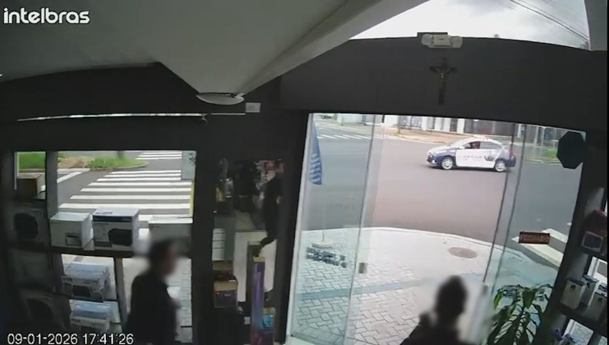 Vídeo mostra segundos de diferença entre saída de assaltantes e chegada da GM