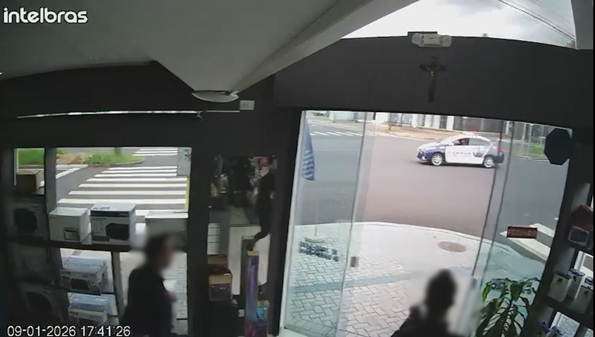 Vídeo mostra segundos de diferença entre saída de assaltantes e chegada da GM