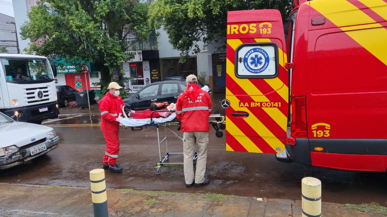 Chuva faz mulher escorregar e cair na rua; resgate mobiliza moradores