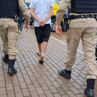 Imagem referente a Menor foge para Cascavel para encontro amoroso e PM age rápido para localizar garota com jovem de 22 anos