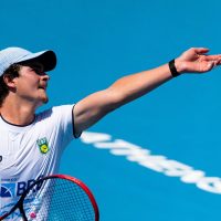 Imagem referente a Dores lombares tiram João Fonseca de mais um torneio na Austrália