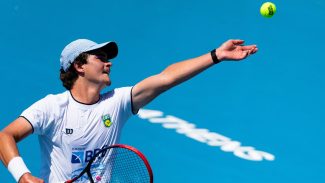 Dores lombares tiram João Fonseca de mais um torneio na Austrália Dores lombares tiram João Fonseca de mais um torneio na Austrália