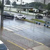 Imagem referente a Carros se chocam e vão parar no canteiro na Avenida Barão do Rio Branco, em Cascavel