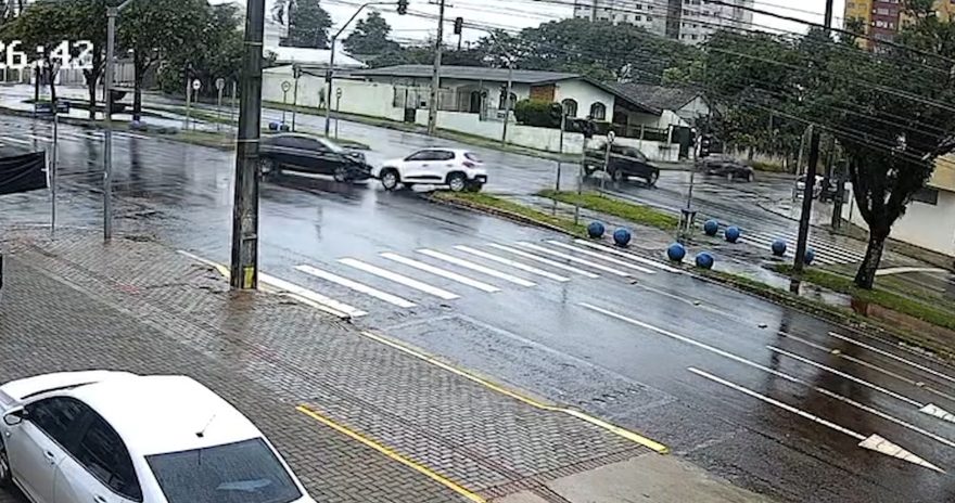 Carros se chocam e vão parar no canteiro na Avenida Barão do Rio Branco, em Cascavel