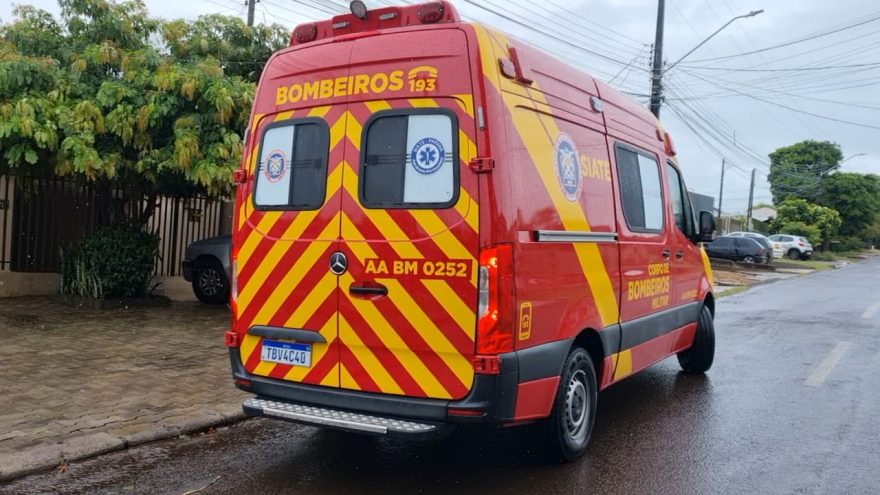 Idoso escorrega no piso molhado e sofre queda