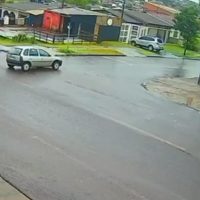 Motociclistas caem após colisão com Corsa na Rua Europa Imagem referente a Motociclistas caem após colisão com Corsa na Rua Europa