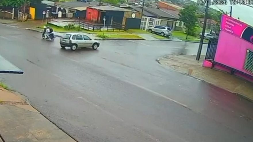 Motociclistas caem após colisão com Corsa na Rua Europa