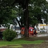 Queda de moto na Avenida Brasil mobiliza equipe do Siate Imagem referente a Queda de moto na Avenida Brasil mobiliza equipe do Siate