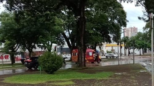 Queda de moto na Avenida Brasil mobiliza equipe do Siate Imagem referente a Queda de moto na Avenida Brasil mobiliza equipe do Siate