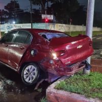Imagem referente a Onix fica com a traseira destruída após colisão com caminhão