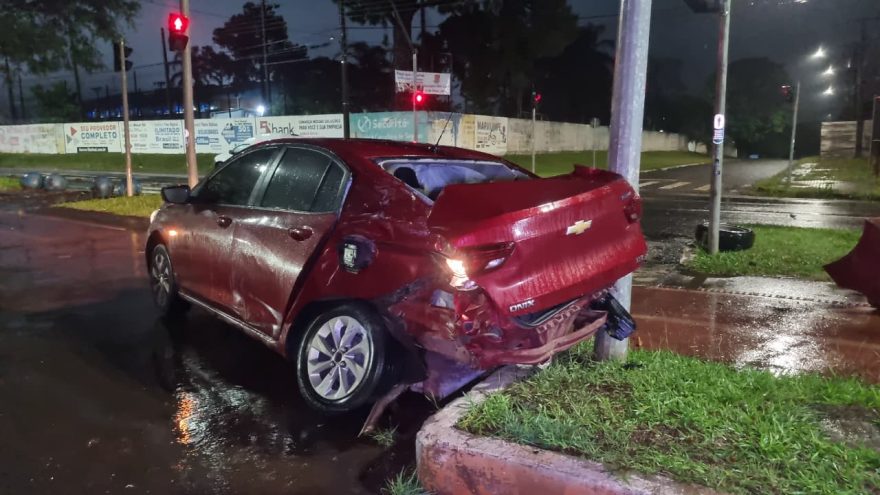Onix fica com a traseira destruída após colisão com caminhão