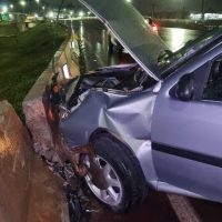 Imagem referente a Gol bate contra mureta no Trevo Cataratas