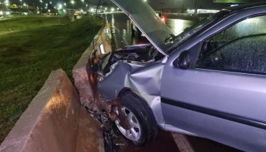 Imagem referente a Gol bate contra mureta no Trevo Cataratas