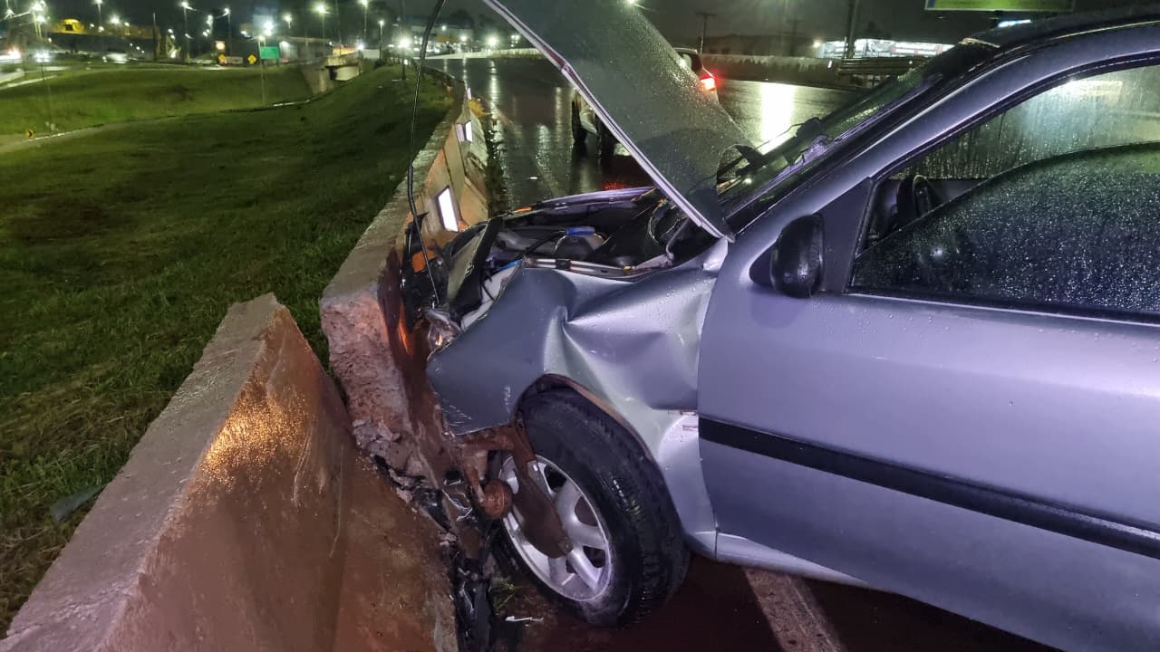 Gol bate contra mureta no Trevo Cataratas