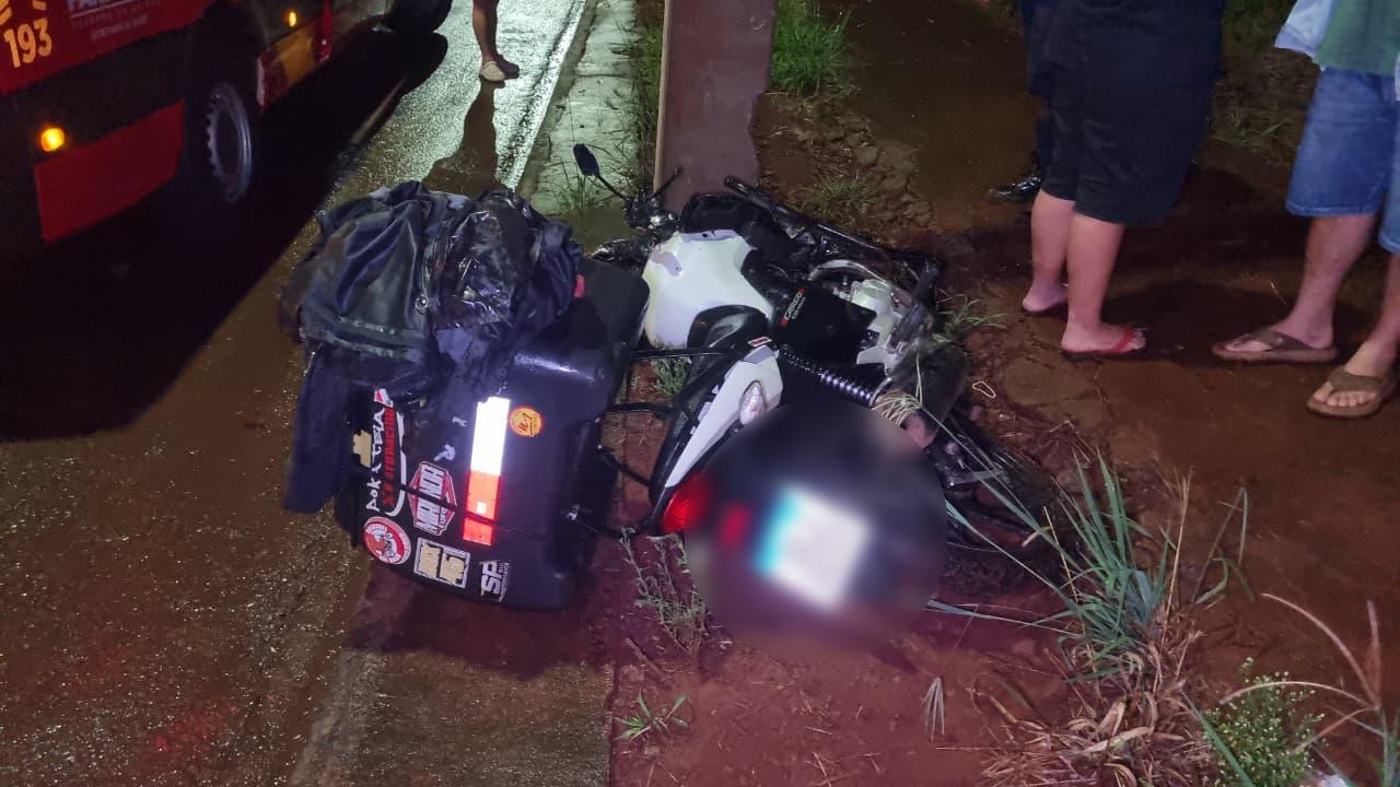 Imagem referente a Motociclista fica em estado grave após atingir poste no Jardim Mantovani