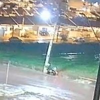 Imagem referente a Vídeo mostra motociclista colidindo contra poste no Jardim Mantovani